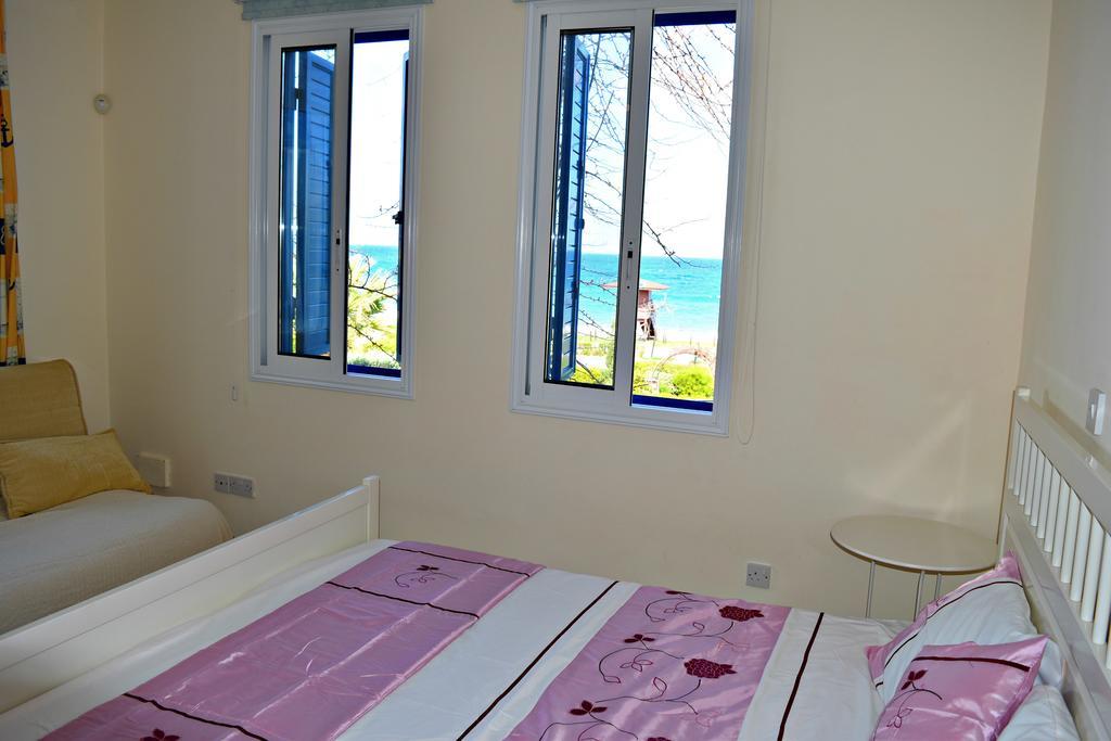 Latchi Beach Front Villa - Private Heated Pool - Amazing Uninterrupted Sea Views Polis エクステリア 写真