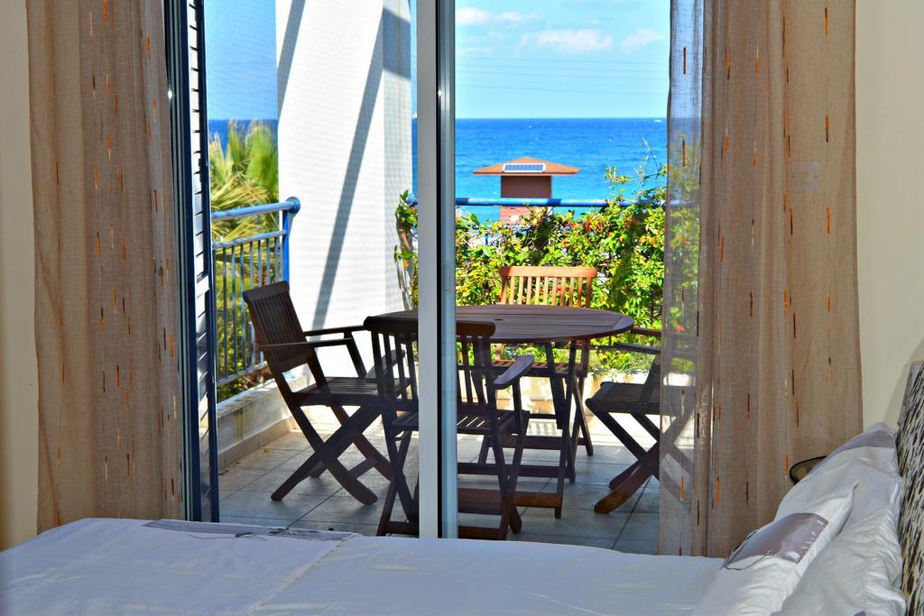 Latchi Beach Front Villa - Private Heated Pool - Amazing Uninterrupted Sea Views Polis エクステリア 写真