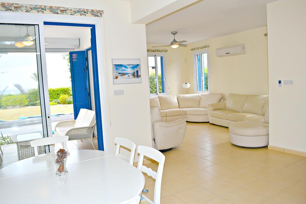 Latchi Beach Front Villa - Private Heated Pool - Amazing Uninterrupted Sea Views Polis エクステリア 写真